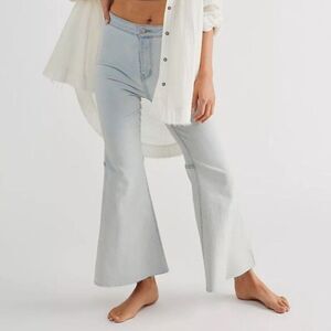 NWT Free People Youthquake Cropped Flare Jeans Bleached Out, size 31 (B8)